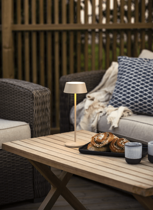 Menton 30cm Zand Draagbare Van Konstsmide - De lamp is voorzien van een touchdimmer waarmee u de helderheid en kleurtemperatuur kunt aanpassen van warmgeel licht tot warmwit licht.