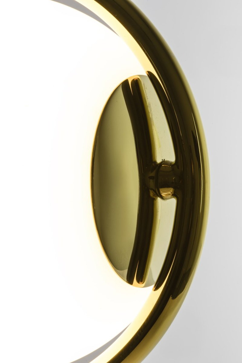 Le Vita 58cm Goud tafellamp Van Faro Barcelona - De tafellamp combineert een ronde glazen kap met een dunne, verfijnde metalen structuur voor een lichte en moderne uitstraling.