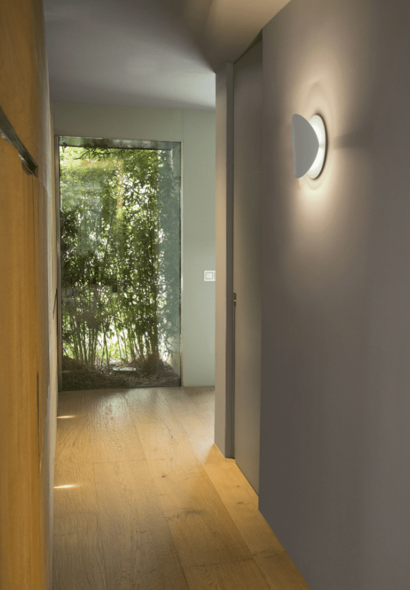 Ovo Wit wandlamp Van Faro Barcelona - Het is aan te raden om het in de woonkamer of hal te plaatsen.