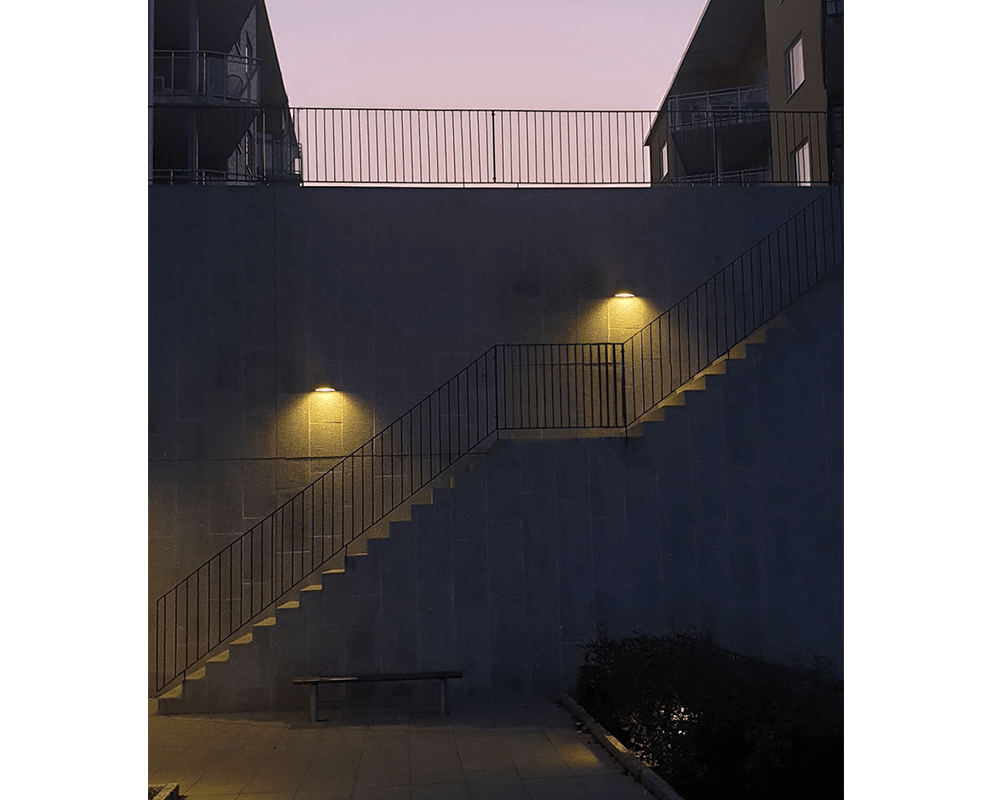 Maxi Antraciet buitenlamp Van Westal - De armatuur is voorzien van een GU10-fitting en aan de achterzijde bevinden zich twee in- en uitgangen en een snelaansluitklem.