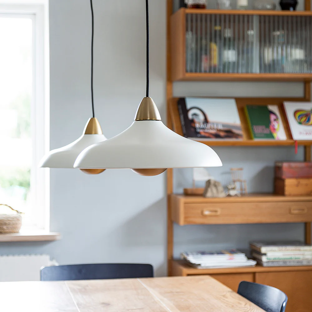 Urban Wide Ø36 Wit hanglamp Van Superliving - Verfraai uw huis met de moderne Urban Wide hanglamp, een stijlvolle combinatie van een matte witte afwerking en elegante messing details.