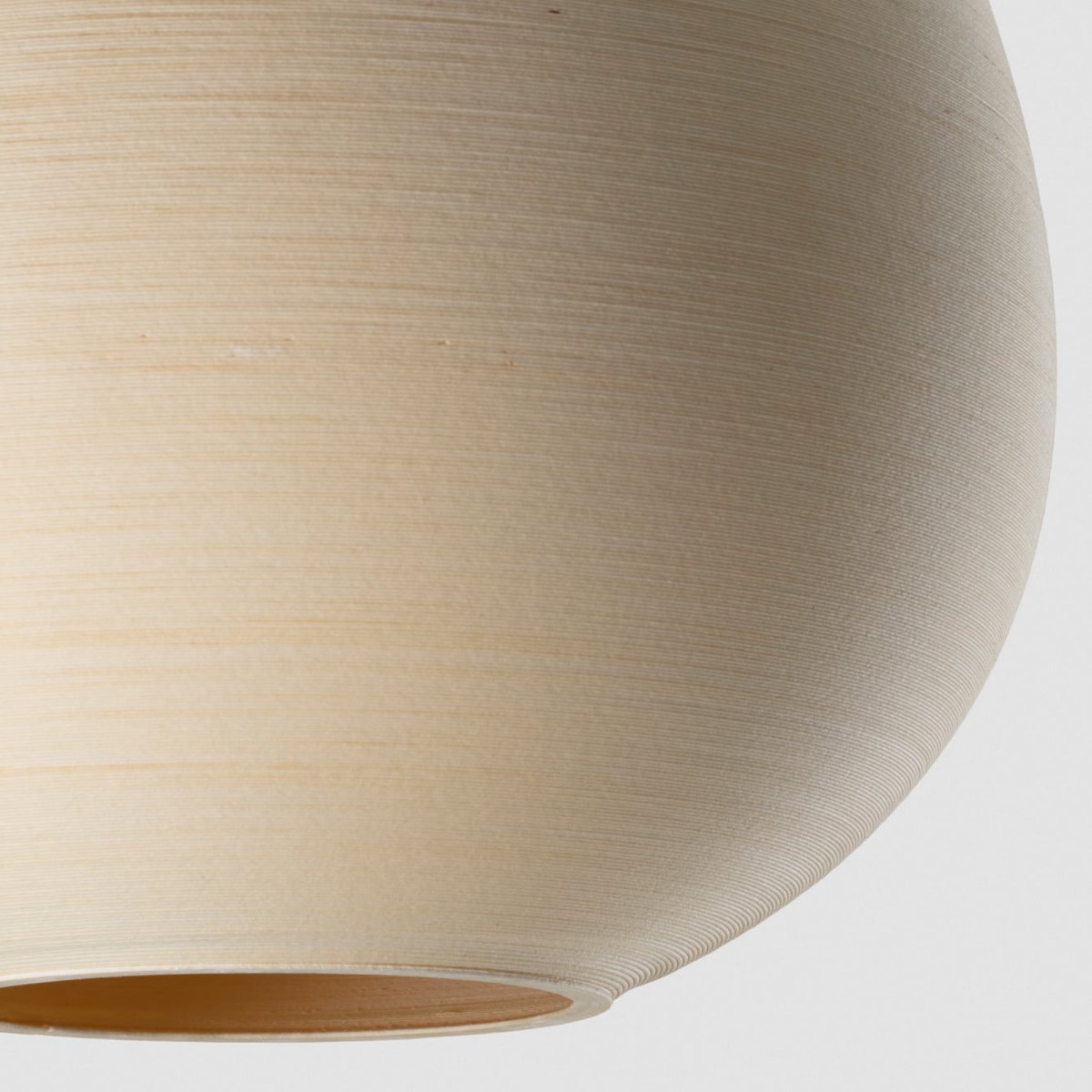 Tierra Ø50 Beige hanglamp Van Faro Barcelona - De bijenkorfachtige vorm verspreidt een zacht licht en transformeert in een lichtsculptuur wanneer de lamp aan staat.