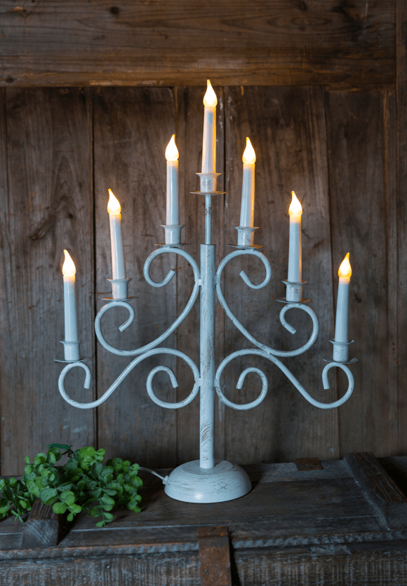 Smide 7 Wit Van Pixie Design - Een elegante en rustieke kandelaar van smeedijzer met zeven armen, in een stijlvolle combinatie van wit en antiek goud.