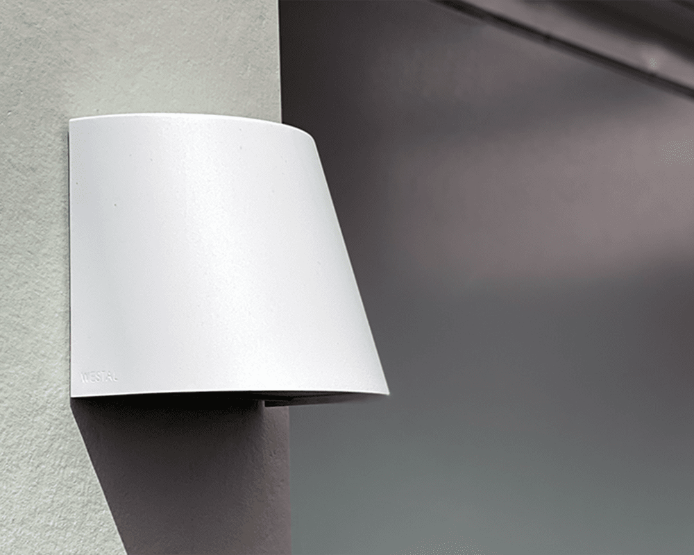 Mini Wit buitenlamp Van Westal - De Mini wandlamp is gemaakt van geanodiseerd aluminium, gepoedercoat in de kleur wit en heeft een anti-schitteringslaag van PET-G.