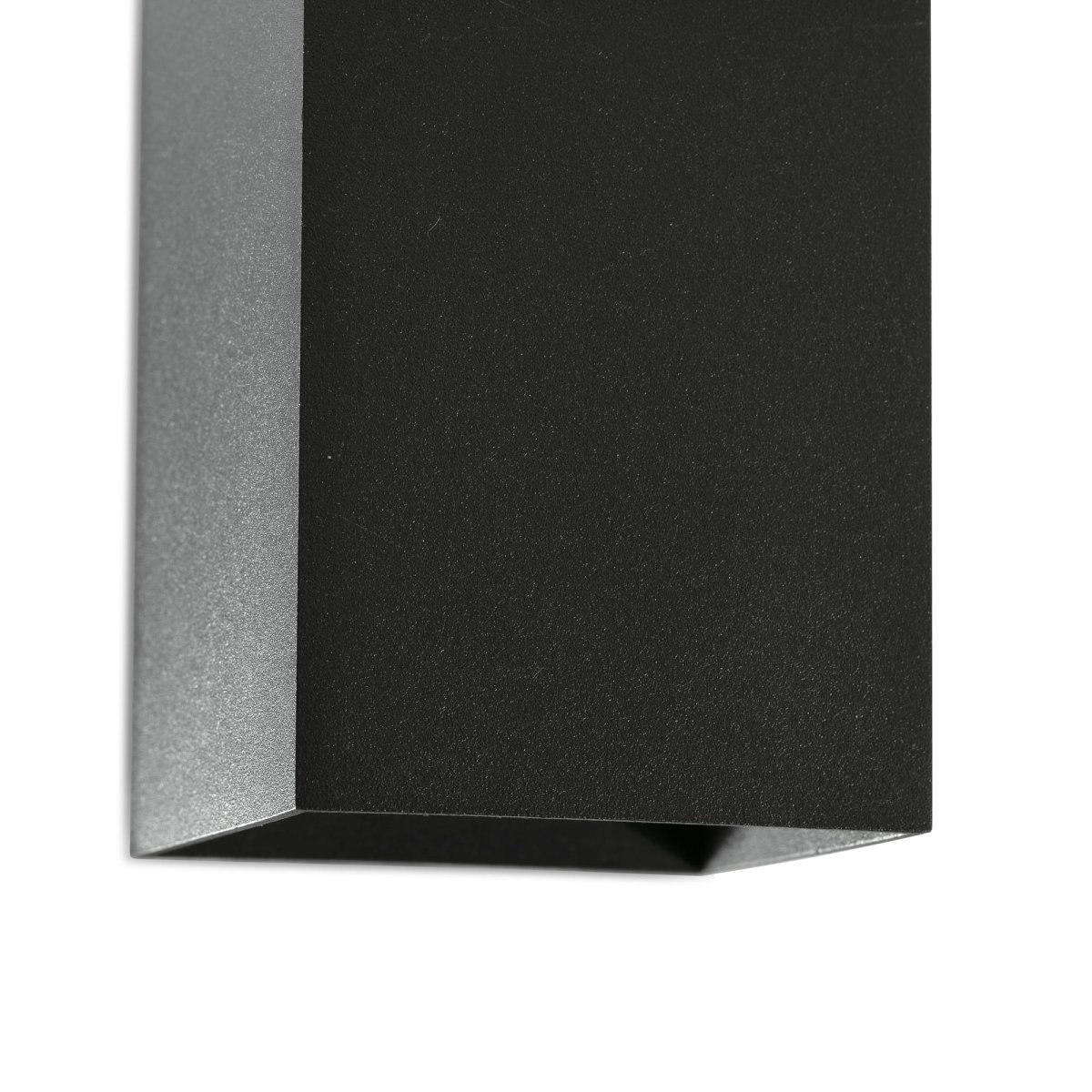 Lune 10cm Zwart wandlamp Van Faro Barcelona - Lune is een vierkante wandlamp met een matzwarte afwerking die perfect past in hallen, corridors en andere doorgangen.