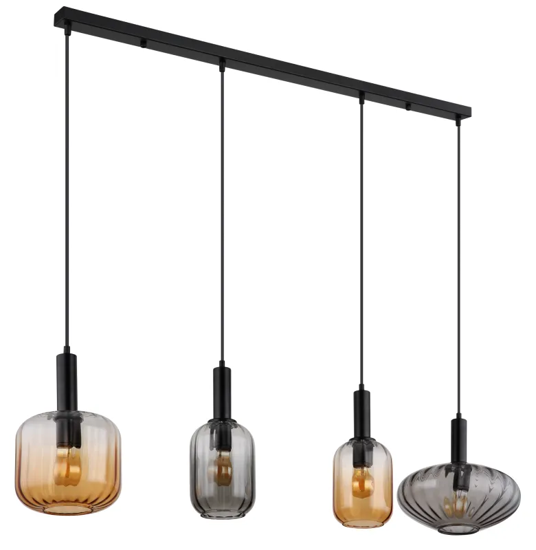 Valletta 127cm Zwart hanglamp Van Globo Lighting - &nbsp;Den mattsvarta metallstommen ger lampan en elegant och sofistikerad karakt&auml;r, medan de fyra h&auml;ngande glaskuporna i olika former och f&auml;rger &ndash; tv&aring; i varm b&auml;rnsten och tv&aring; i r&ouml;kf&auml;rgat glas &ndash; skapar en unik och levande ljusbild.