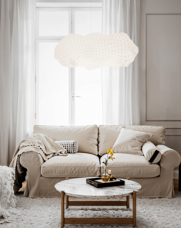 Nuevo 76cm Wit hanglamp Van By Rydéns - Nuevo is een vrouwelijke en elegante lamp met zijn unieke vorm, gemaakt van een net in de vorm van een dromerige wolk.