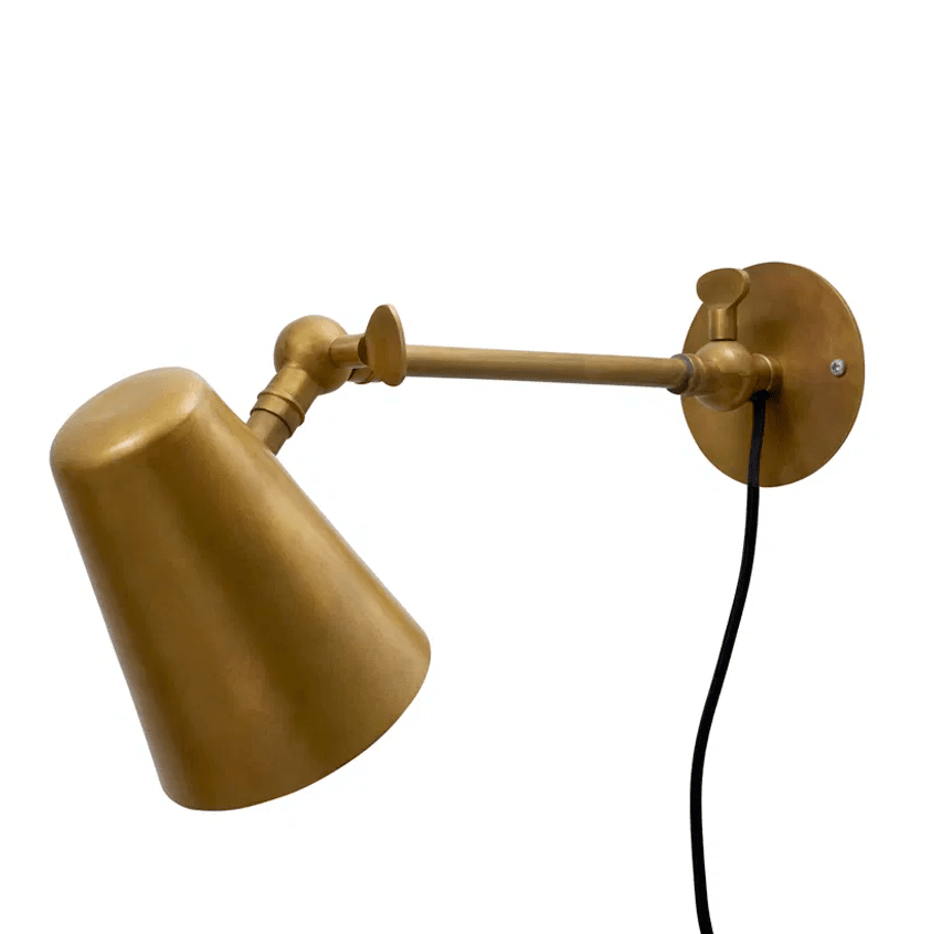 Vala Long 42cm Ruw messing wandlamp Van H. Skjalm P - Het past perfect in de hal, langs het aanrecht of als nachtlampje naast het bed.