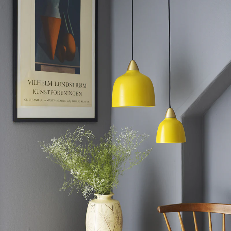Urban Mini Ø15 Geel hanglamp Van Superliving - Ondanks zijn kleinere formaat verspreidt de Urban Mini een indrukwekkende lichtspreiding en is hij zowel geschikt voor boven het aanrecht als voor in een gezellige leeshoek.
