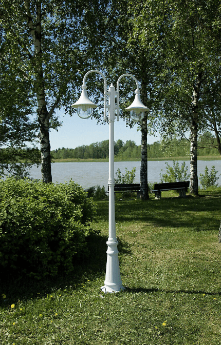 Kartano Trumpet 220cm Wit lantaarnpaal Van Airam - De lichtbronnen zijn duidelijk zichtbaar in de armatuur, dus de keuze van de lichtbronnen (niet meegeleverd) is van groot belang voor de sfeer en het effect van de verlichting.