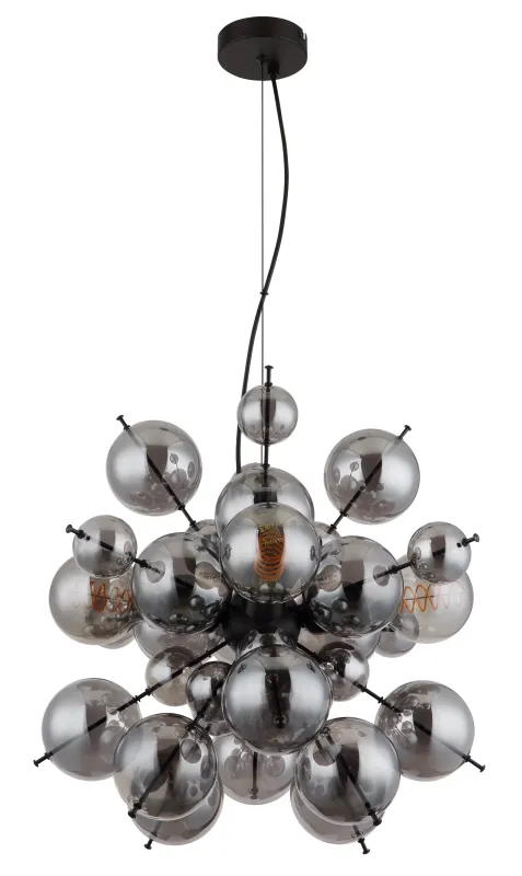 Udo Ø50 Rookkleurig hanglamp Van Globo Lighting - Dess unika design imponerar med en rund form d&auml;r eleganta metallst&auml;nger sammanl&auml;nkas med dekorativa kulor i olika storlekar.