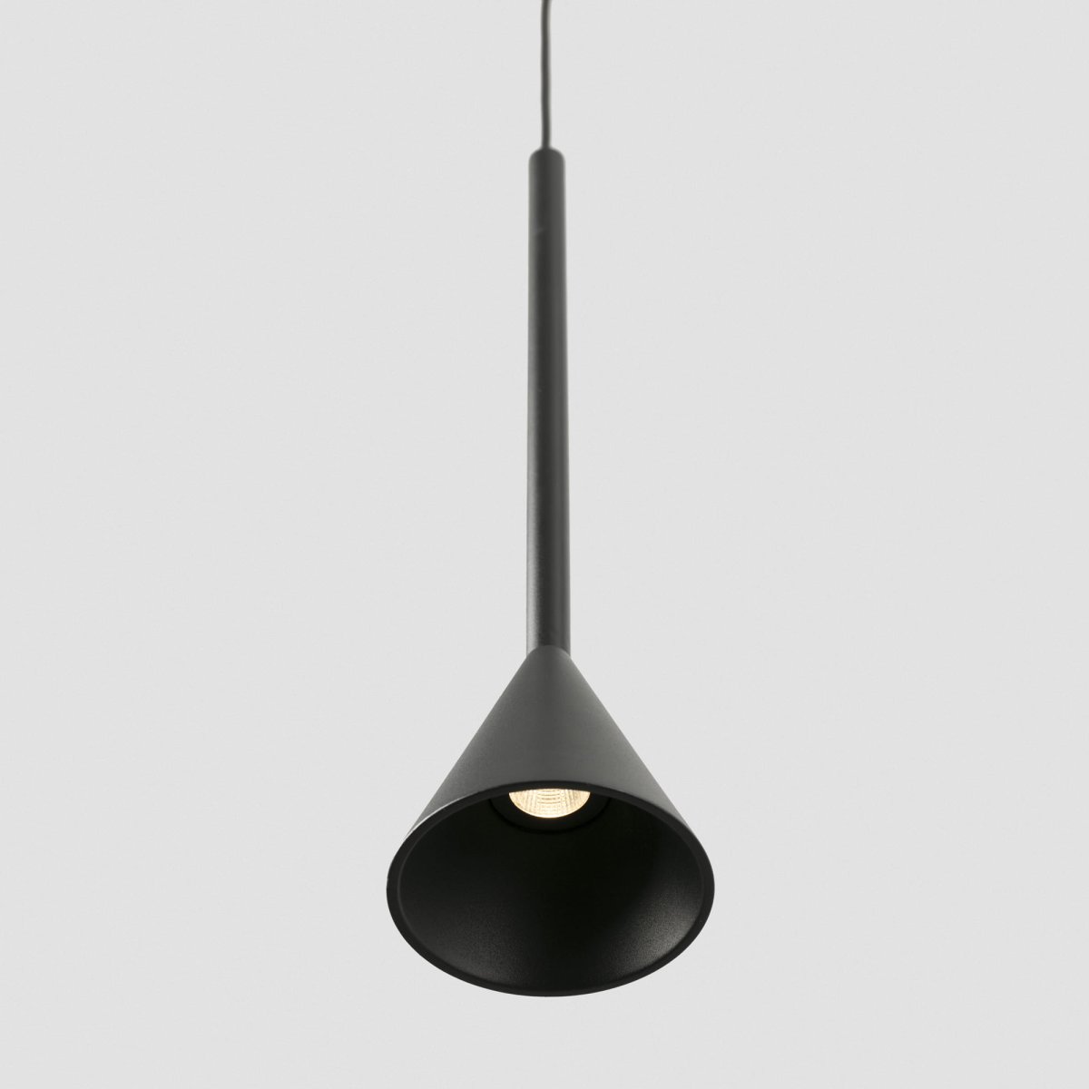 Anna Ø7 Zwart hanglamp Van Faro Barcelona - Anna is een zwarte hanglamp met een kegelvormige kap die zorgt voor gericht en nauwkeurig licht.