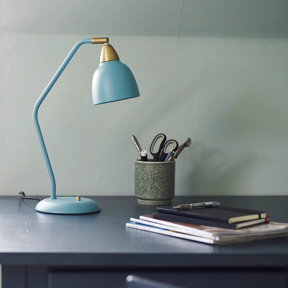 Urban 45cm Lichtblauw bureaulamp Van Superliving - Geef uw werkplek een boost met de Urban bureaulamp in een elegant, mat lichtblauw.