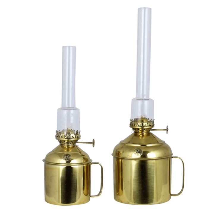 Kerosene lamp linné small Goud/messing Van Strömshaga - Kerosinelamp met een handvat van gepolijst messing en een brander van helder glas.