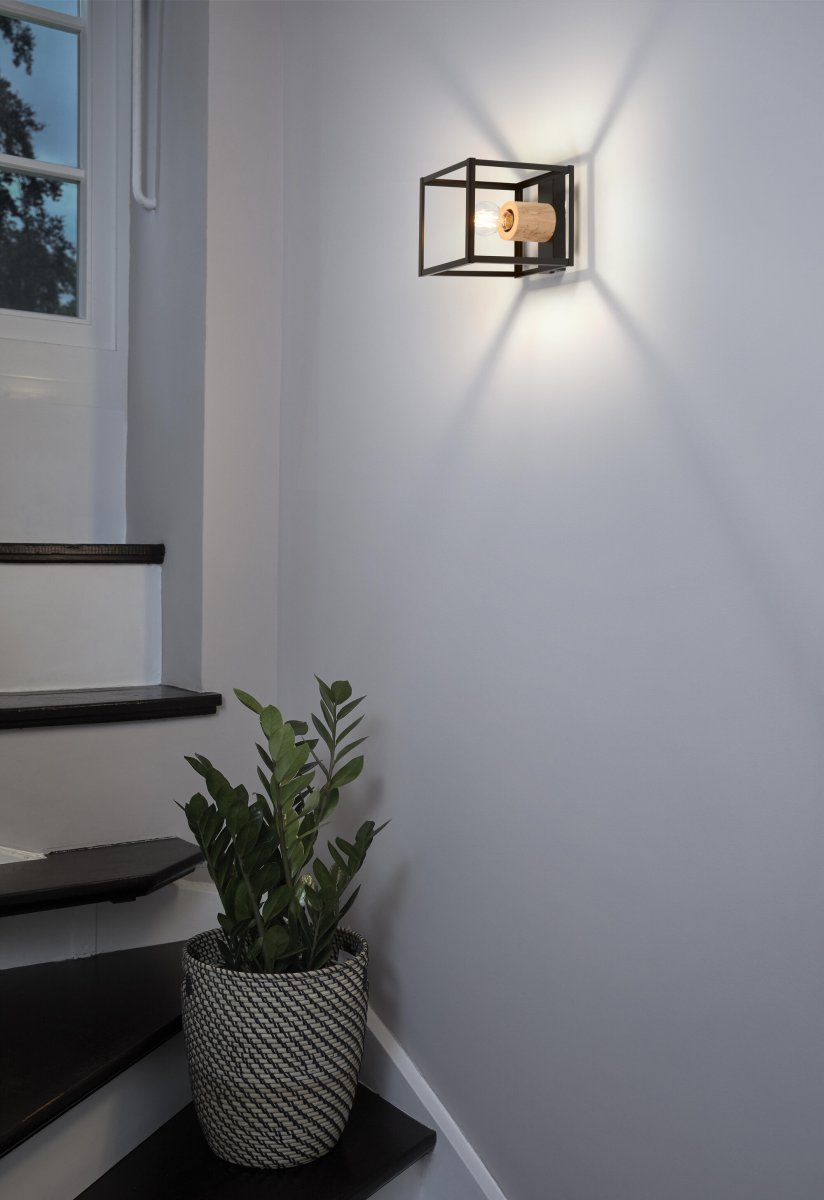 Nairobi 22cm Zwart wandlamp Van Ledvance - Het open metalen frame in het zwart zorgt voor een luchtige en industriële look, terwijl de elegante houten details een warm en natuurlijk contrast vormen.