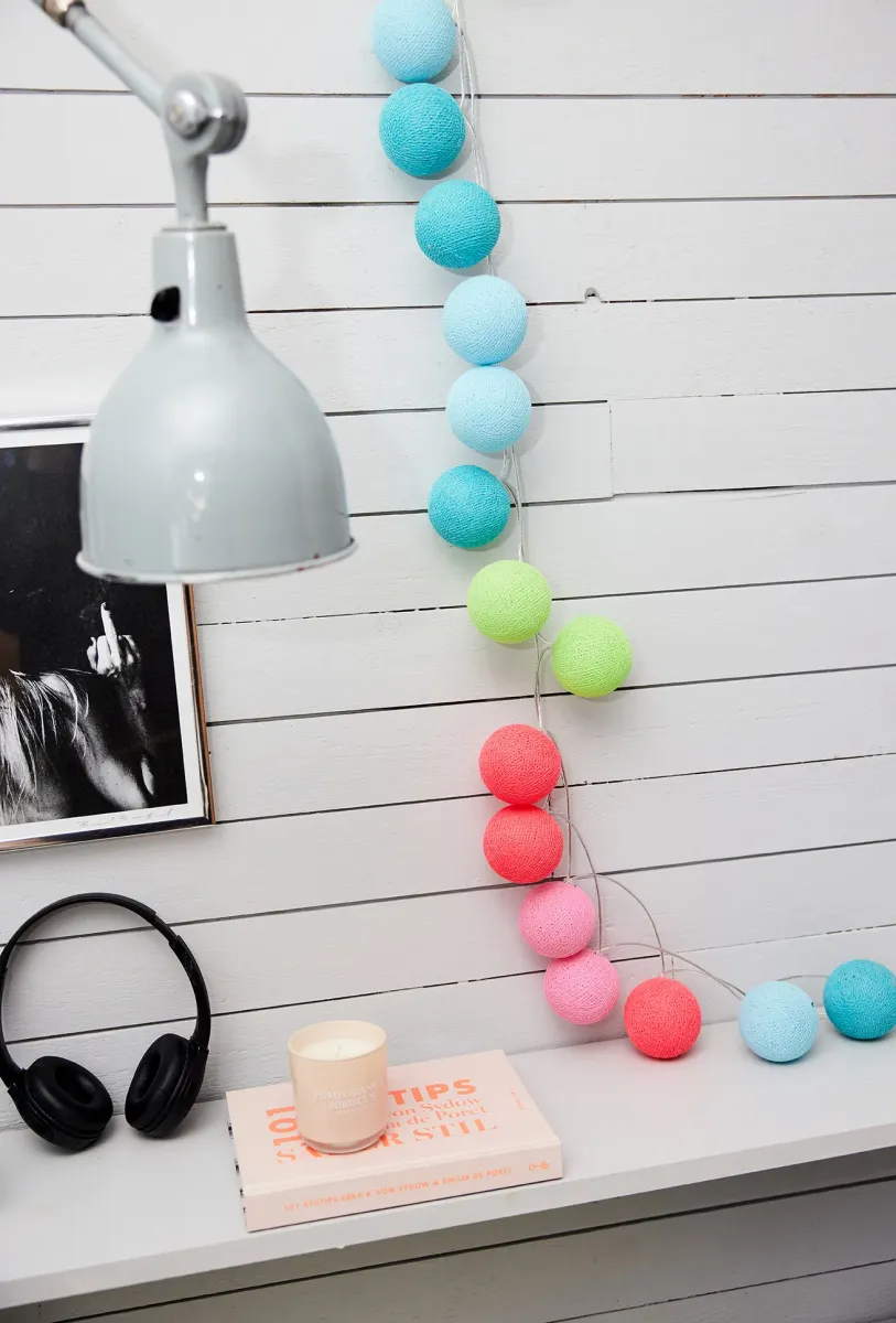 Irislights Neon 35-lights Veelkleurig Van Irislights - De ballen worden eenvoudig in de gewenste volgorde over de lampjes van het snoer bevestigd en kunnen vervolgens worden gebruikt als decoratief element voor een raam of als sfeervolle verlichting in een mand in de kinderkamer.