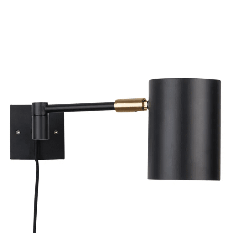 Hali Zwart Van H. Skjalm P - Eenvoudige en elegante lamp die perfect is voor op kantoor, in de hal, als leeslamp in de slaapkamer of naast de bank.
