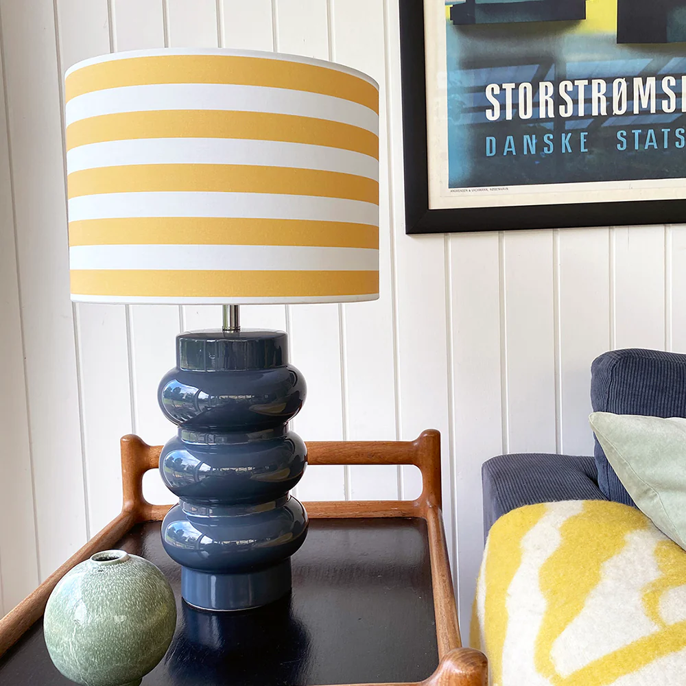 Lyon 56cm Blauw tafellamp Van Superliving - Met een opvallend blauw design, een keramische basis en een gestreepte lampenkap in geel en wit combineert Lyon een moderne stijl met een retrogevoel.
