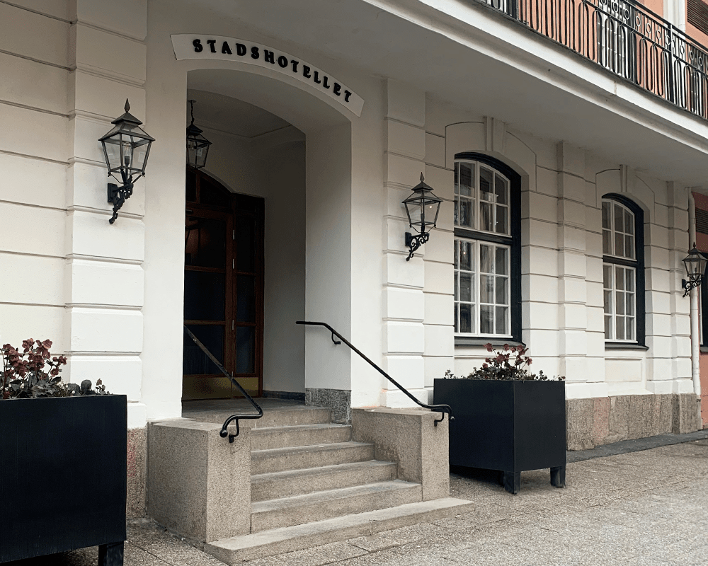 Eriksberg Geoxideerd koper buitenlamp Van Westal - De lantaarn heeft een onderkant van antiek zwart smeedijzer en een bovenkant van sterk geoxideerd koper, wat hem een elegant en tijdloos design geeft.