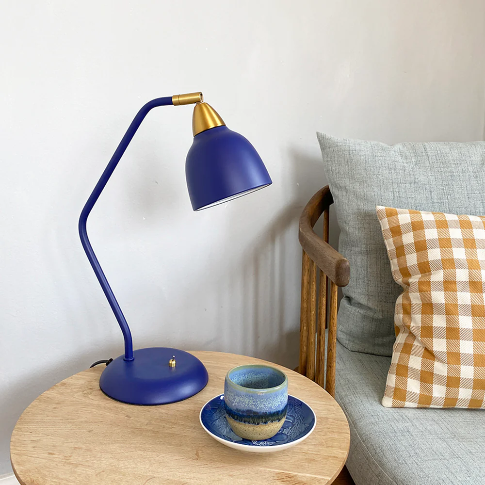 Urban 45cm Donkerblauw bureaulamp Van Superliving - Geef uw werkplek een boost met de Urban bureaulamp in een elegante, matte donkerblauwe kleur.