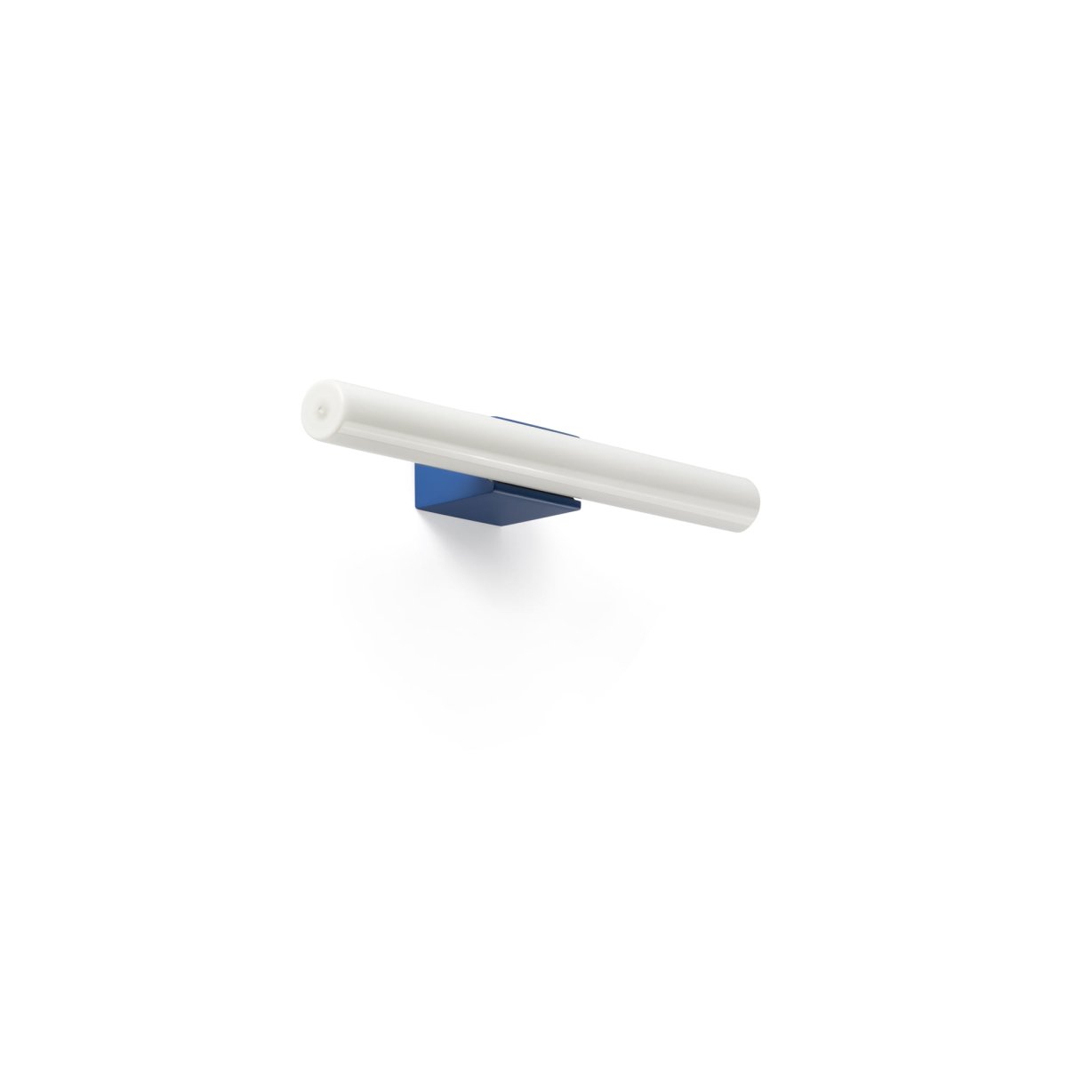 Calma 30cm Blauw badkamerlamp Van Faro Barcelona - Calma is een wandlamp met een blauwe afwerking, perfect voor algemene verlichting in bijvoorbeeld keukens, gangen of gangen.