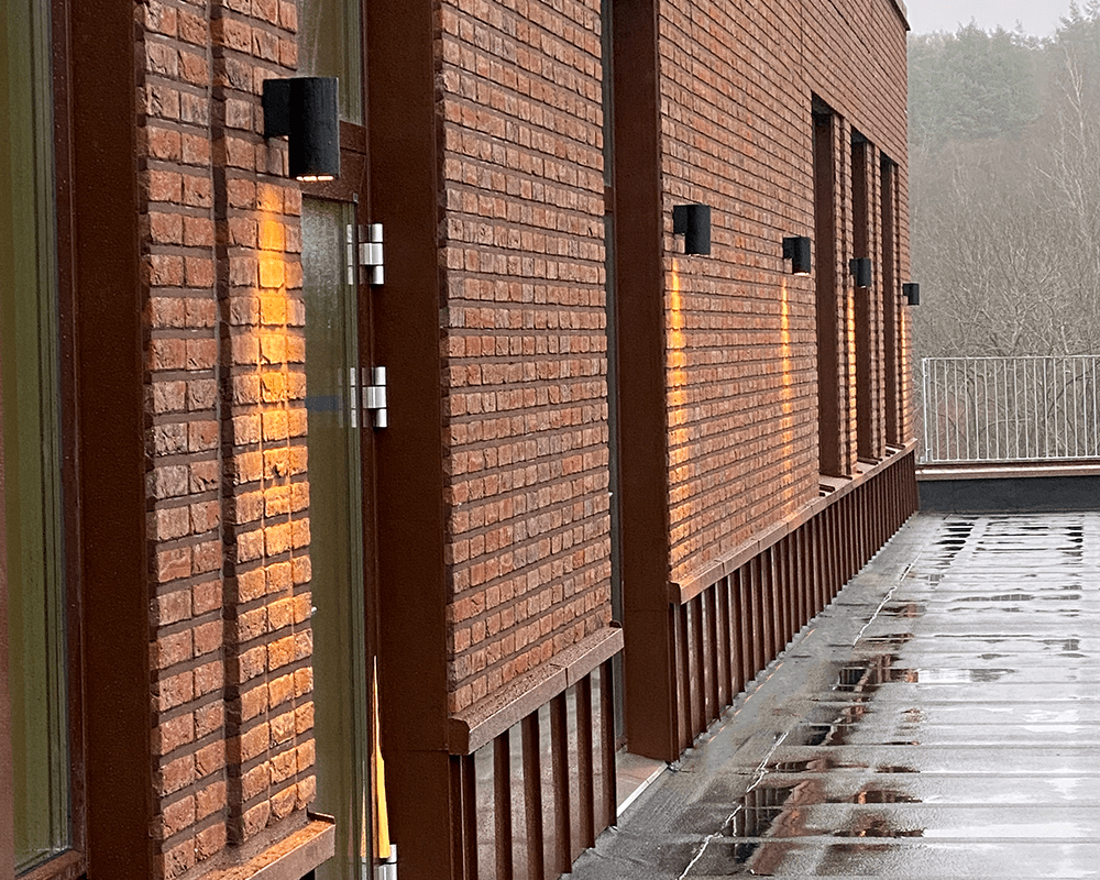 Magnum I Zwart buitenlamp Van Westal - Dankzij de IP65-classificatie is het apparaat uitstekend geschikt voor gebruik buitenshuis, maar het is ook geschikt voor gebruik binnenshuis, zowel in de privé- als openbare omgeving.