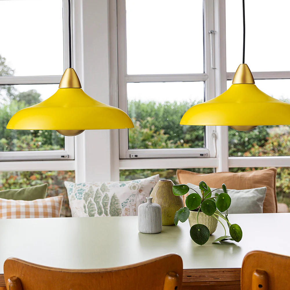Urban Wide Ø36 Geel hanglamp Van Superliving - Verfraai uw huis met de moderne Urban Wide hanglamp, een stijlvolle combinatie van een matte gele afwerking en elegante messing details.