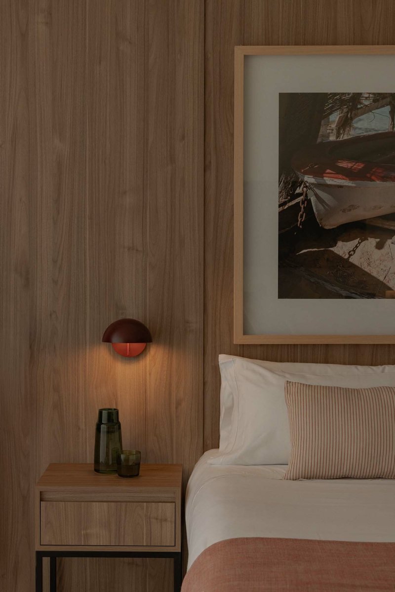 Matilda Ø17 Bourgondië leeslamp Van Faro Barcelona - Matilda is een wandlamp in een diep bordeauxrode tint met een strakke, geometrische vorm die in elke omgeving past.