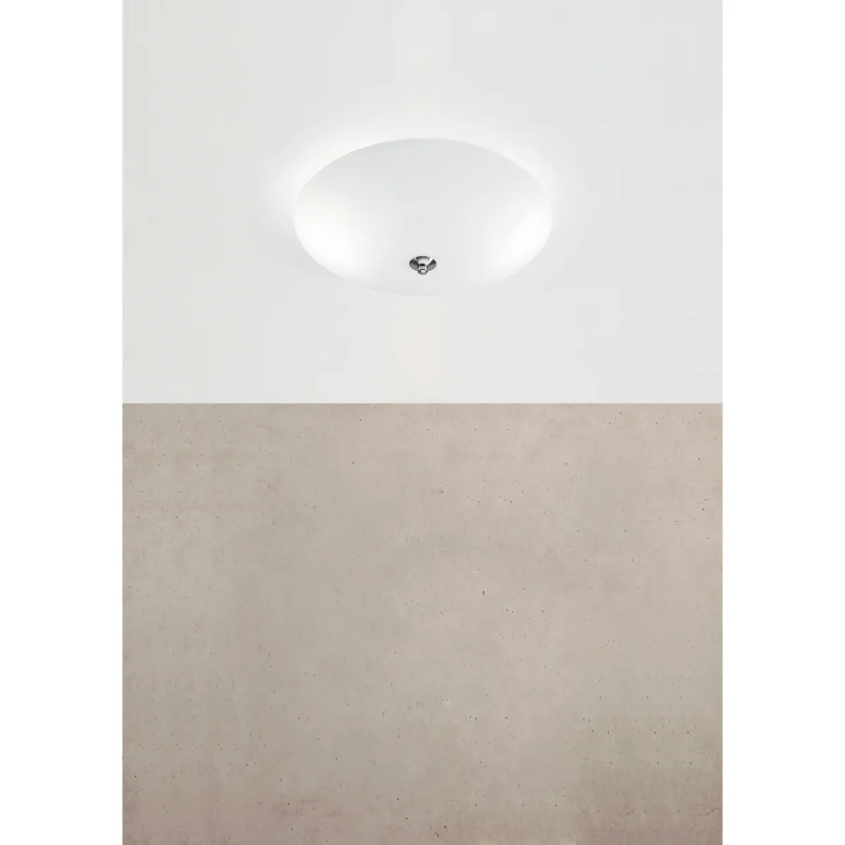 Platillo Ø40 Wit plafondlamp Van Markslöjd - Dankzij de totale hoogte van 13 cm is de lamp ook geschikt voor ruimtes met een lager plafond.