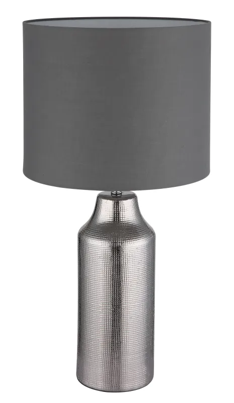 Elden 60cm Zilver tafellamp Van Globo Lighting - Den silverf&auml;rgade keramiska basen i kombination med den gr&aring;a cylindriska textilsk&auml;rmen skapar en sofistikerad kontrast och blir en stilfull inredningsdetalj.