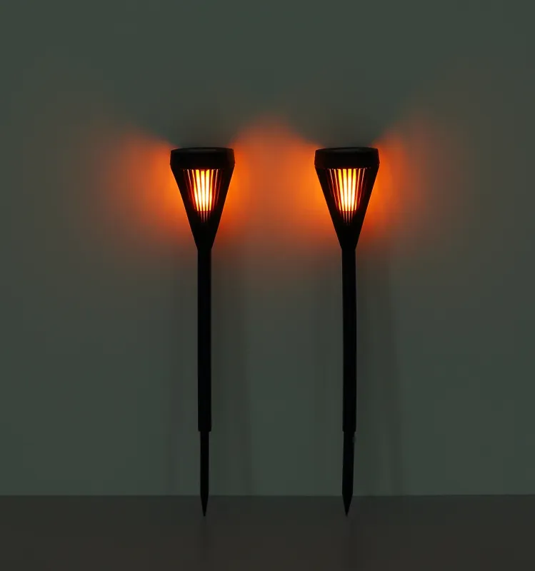 Fire 2 Stuks Zwart solarlamp Van Globo Lighting - Cre&euml;er een sfeervolle sfeer in de tuin met Fire, een 2-pack zaklampen op zonne-energie.