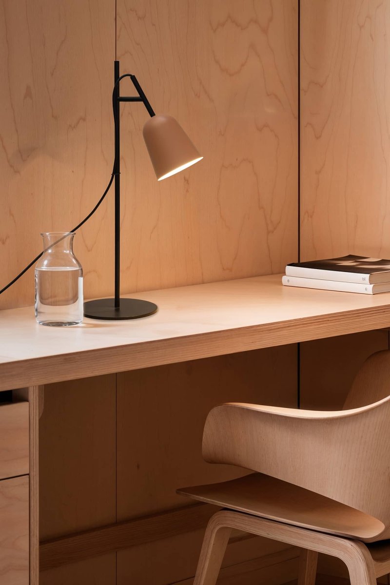 Studio 55cm Roze bureaulamp Van Faro Barcelona - Het kenmerk van de lamp is de decoratieve kabelklem in de vorm van een boomtak, een uniek detail dat karakter toevoegt.