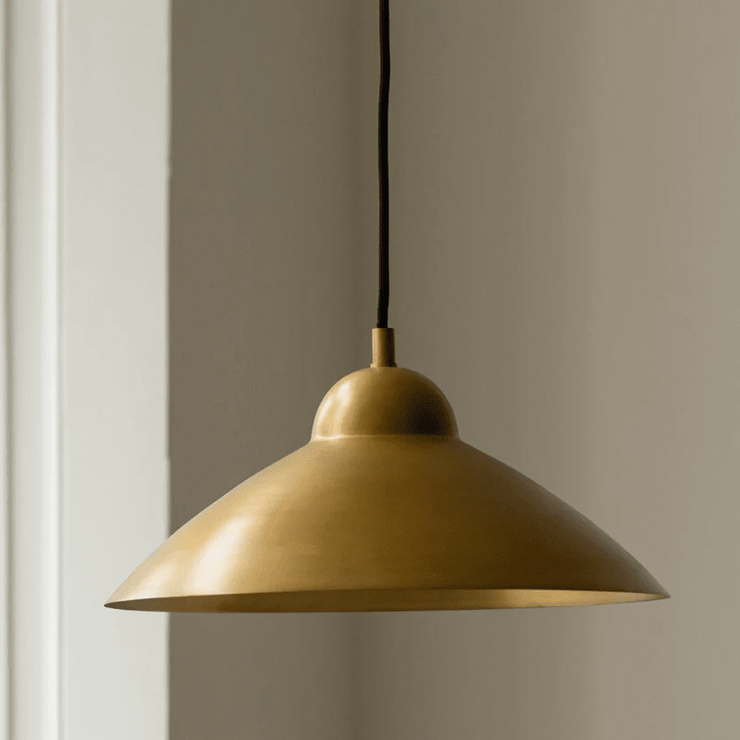 Studio Ø40 Ruw messing hanglamp Van H. Skjalm P - De Studio hanglamp met messing frame is een elegante plafondlamp met een eenvoudig en mooi silhouet.