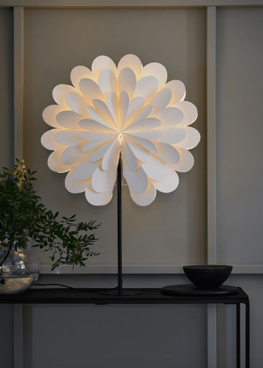 Maravilla Ø45 Wit Van Markslöjd - Met een zwarte metalen basis en een witte papieren lampenkap erbovenop.