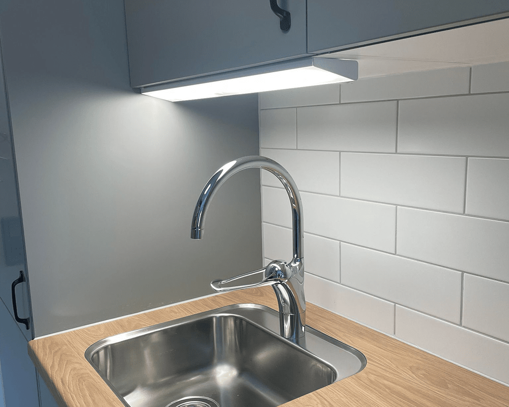 Acis Dim 60cm Wit Van Westal - Het armatuur kan eenvoudig worden bevestigd met de meegeleverde schroeven of met dubbelzijdig plakband voor een eenvoudige installatie.