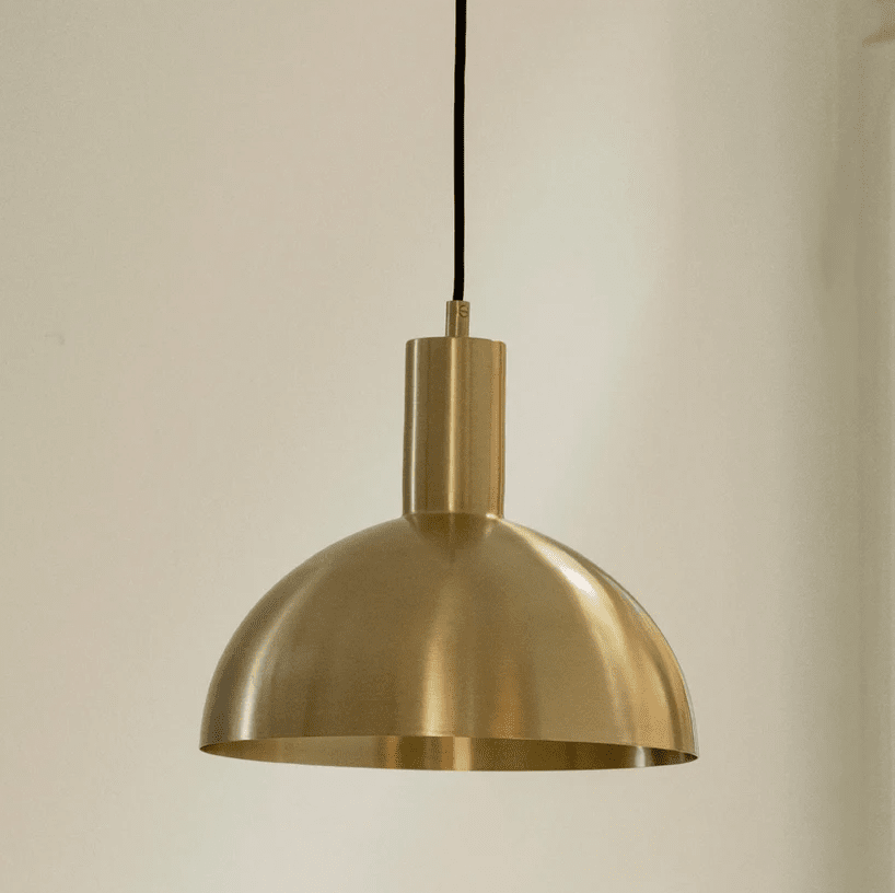 Mid Ø25 Mat messing hanglamp Van H. Skjalm P - Deze grotere versie van de klassieke keukenhanglamp is perfect voor zowel keukens als eetkamers, waar hij voor veel licht en een uitnodigende sfeer zorgt.