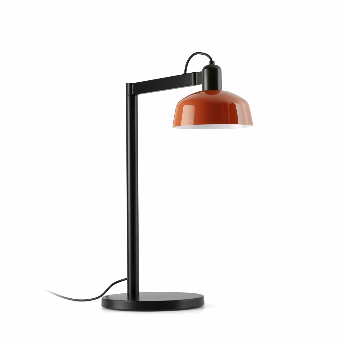 Tatawin 58cm Rood-oranje bureaulamp Van Faro Barcelona - Tatawin is een tafellamp met een zwarte structuur en een rood-oranje metalen kap die gericht, geconcentreerd licht geeft.