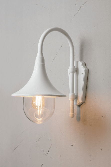 Kartano Trumpet Wit buitenlamp Van Airam - De lichtbron is duidelijk zichtbaar in de armatuur, dus de keuze van de lichtbron (niet meegeleverd) is van groot belang voor de sfeer en het effect van de verlichting.