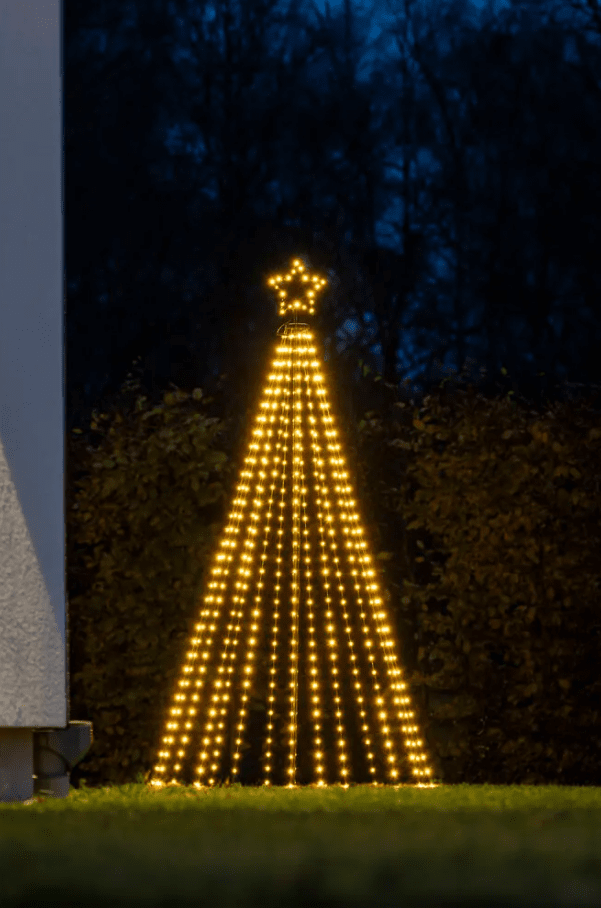 Kerstboom Van Metaal 1,8m Zwart Van Konstsmide - Het elegante ontwerp en de fonkelende ster op de bovenkant maken het een fantastische decoratie voor de tuin of veranda tijdens de kerstperiode.