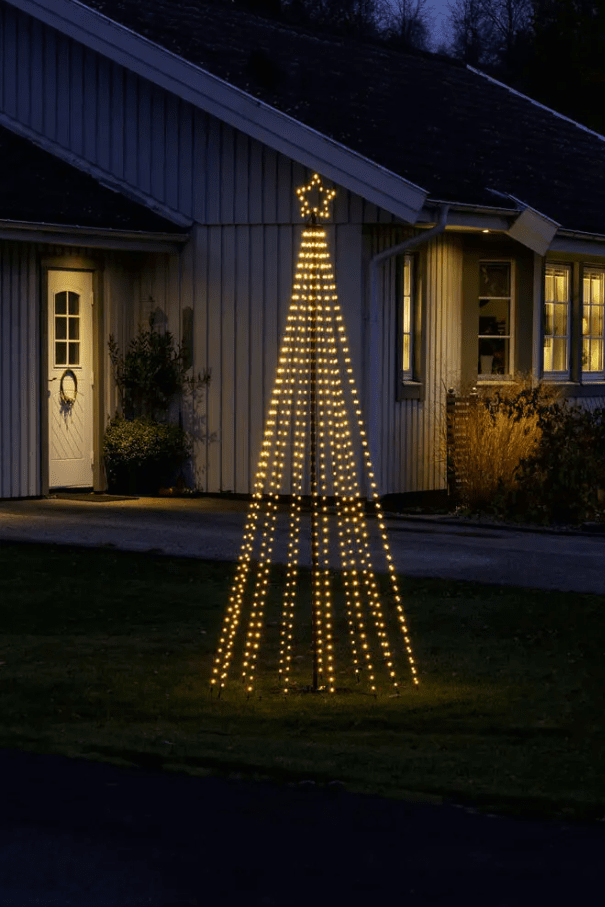 Kerstboom Van Metaal 2,4m Zwart Van Konstsmide - Het elegante ontwerp en de fonkelende ster op de bovenkant maken het een fantastische decoratie voor de tuin of veranda tijdens de kerstperiode.