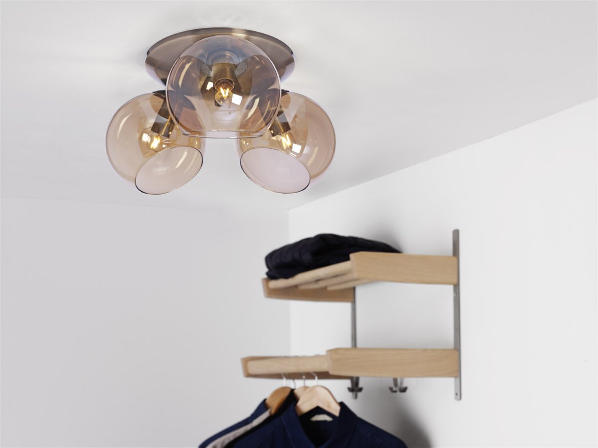Capella Ø37 Antiek messing plafondlamp Van Cottex - Capella plafondlamp in antiek messing met drie amberkleurige glazen bollen, geeft een zacht en warm licht.