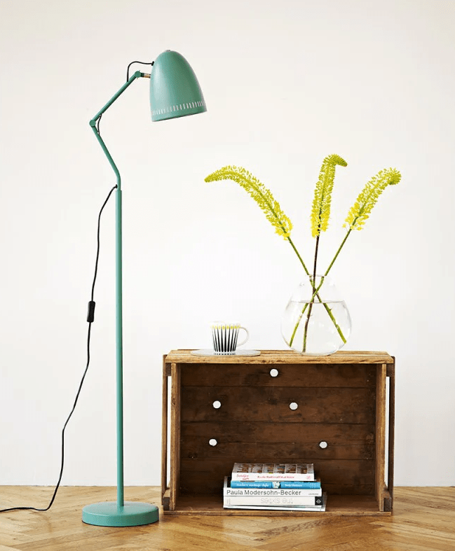 Dynamo 1 Groente vloerlamp Van Superliving - De klassieke kap met decoratieve gaten zorgt voor een aangename lichtverdeling, terwijl de armen met twee vlinderschroeven het eenvoudig maken om de lamp te verstellen en in de gewenste positie te bevestigen.