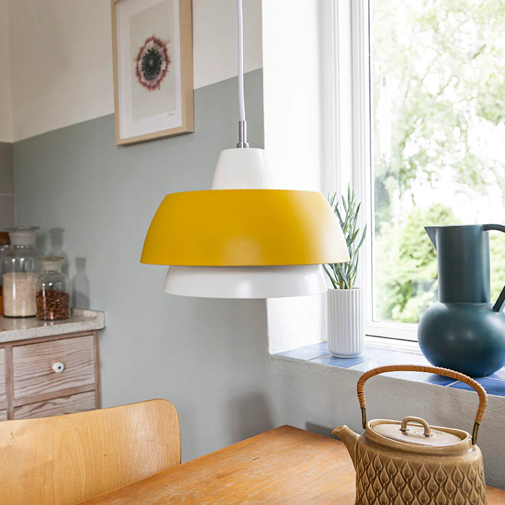 Trio Ø28 Geel hanglamp Van Superliving - In een mooie combinatie met de drie kappen heeft u met de Trio hanglamp een moderne lamp die u boven uw eet- of keukentafel kunt gebruiken.