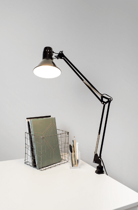 Venla Zwart klemlamp Van Airam - Klassieke en tijdloze bureaulamp en binnenverlichting.