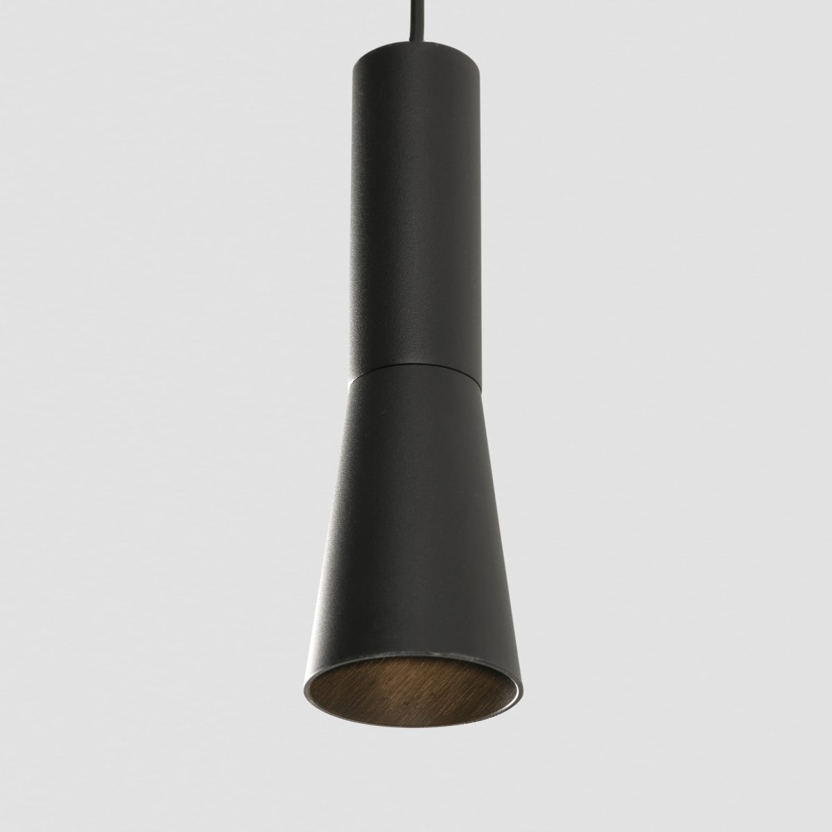 Nina Ø4 Zwart hanglamp Van Faro Barcelona - Nina is een zwarte hanglamp met ge&iuml;ntegreerde ledtechnologie en een stijlvol, minimalistisch design.