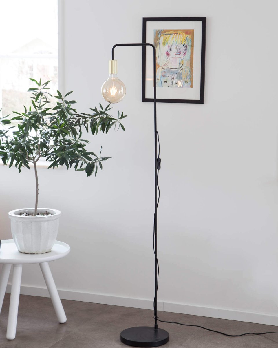 Fondi Zwart vloerlamp Van By Rydéns - Ideaal voor wie wil dat de lamp naadloos opgaat in de rest van het interieur en niet te veel ruimte inneemt.
