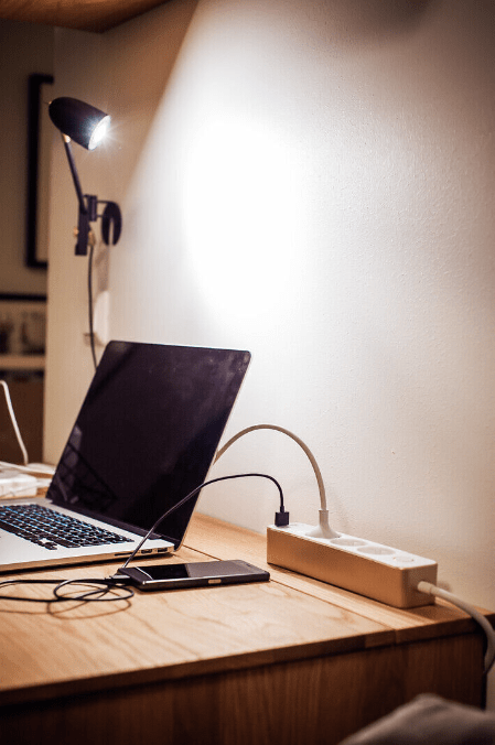 3-Voudige Stekkerdoos Van Airam - 3-voudige stekkerdoos met goudkleurige behuizing en aan/uit-drukknop, twee USB-poorten, max.