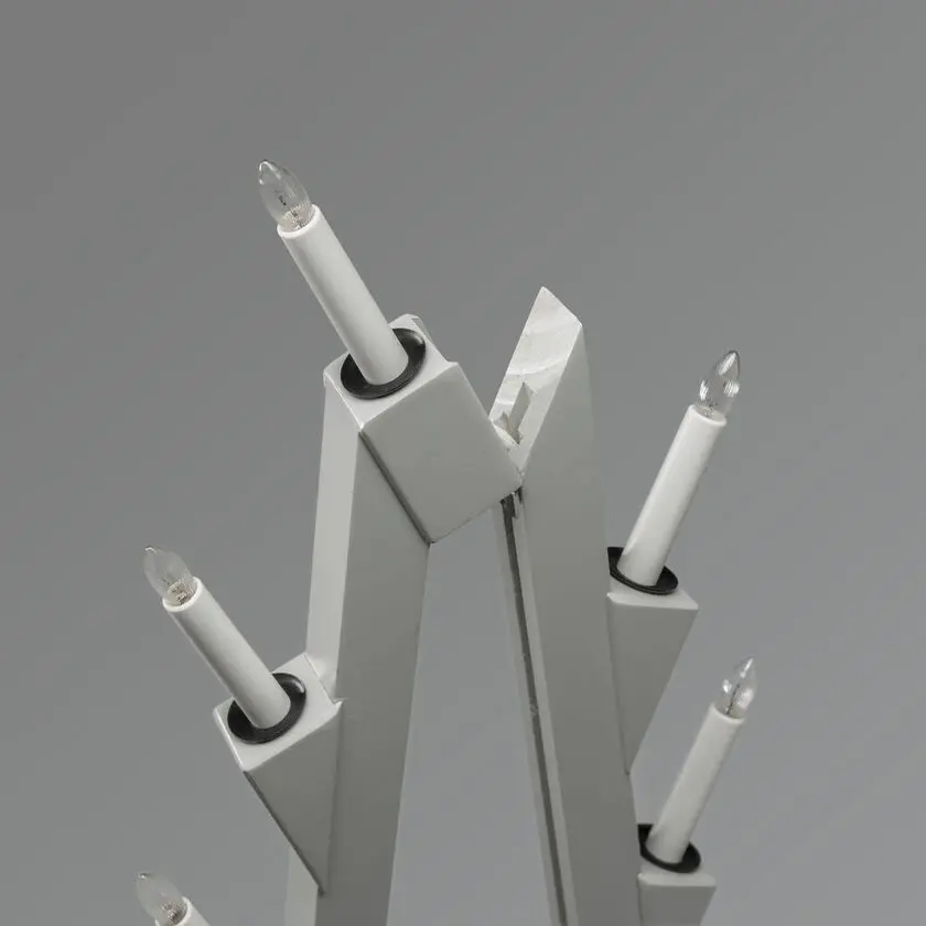 Candelabra 11 Lights Grijs Van Konstsmide - Opvouwbare elektrische kandelaar met 11 kaarsen, gemaakt van grijs geverfd hout, versierd met zwarte ringen rond elke kaars voor een elegante toets.