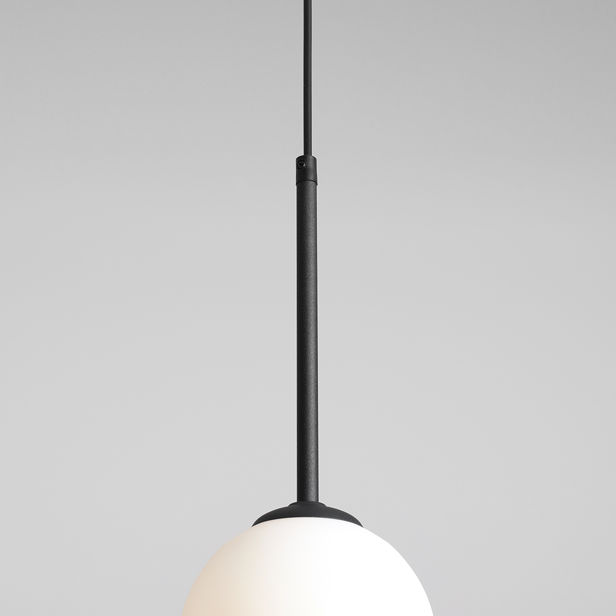 Bosso Ø14 Zwart hanglamp Van Artera - De lamp verspreidt een zacht en aangenaam licht en is daarom ideaal voor boven de eettafel, in de hal of woonkamer.