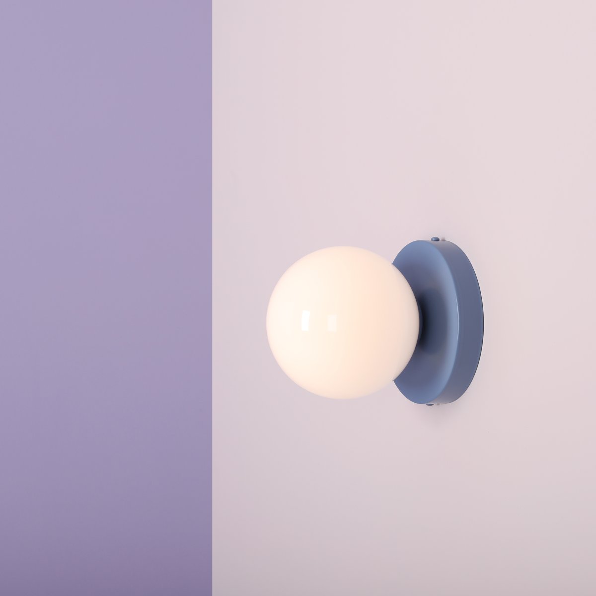 Ball Ø15 Blauw wandlamp Van Artera - Dankzij het minimalistische ontwerp past de lamp naadloos in zowel moderne als klassieke interieurs en biedt hij effectief licht dat de sfeer in de kamer verbetert.
